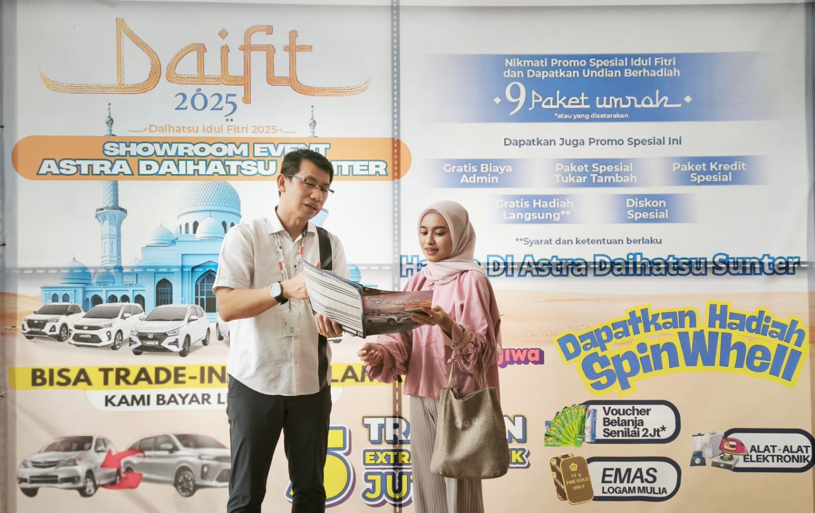 PEDULI KONSUMEN:Marketing & Customer Relations Division Head PT Astra International Tbk Daihatsu Sales Operation, Tri Mulyono (kiri) memaparkan program Ramadhan kepada salah satu konsumen.