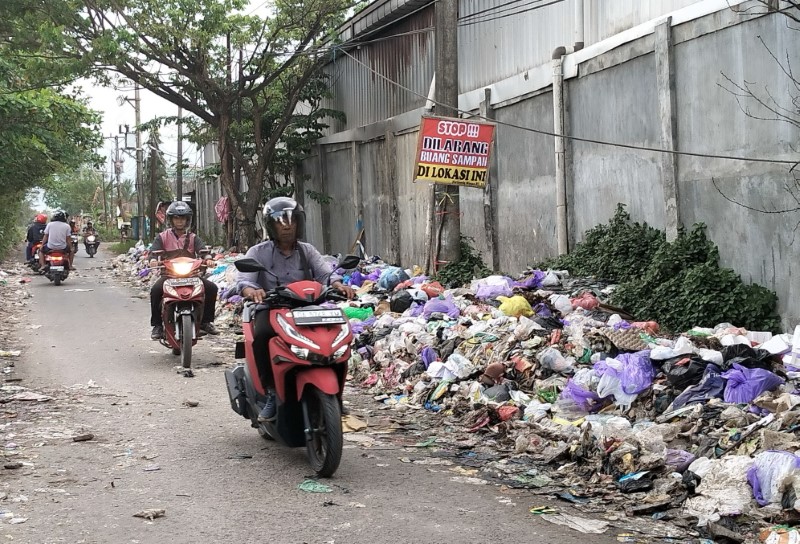 SUMBER PENYAKIT: Tepian Jalan Rajawali Raya di Basirih Selatan menjadi TPS liar.