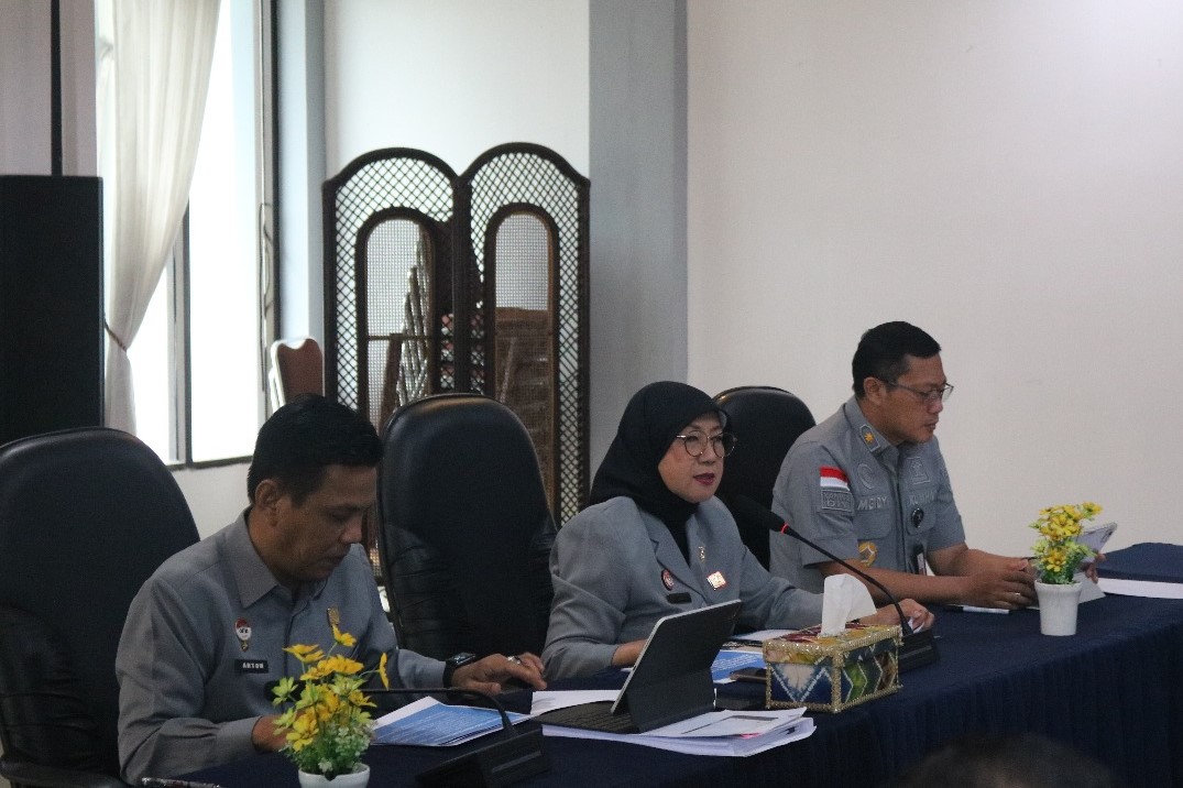 KOMITMEN PELAYANAN:Kepala Kanwil Kemenkum Kalsel, Nuryanti Widyastuti memimpin Rapat Konsolidasi Pokja Pembangunan ZI menuju WBK, Selasa (11/3/2025).(Foto:Humas Kemenkum Kalsel)
