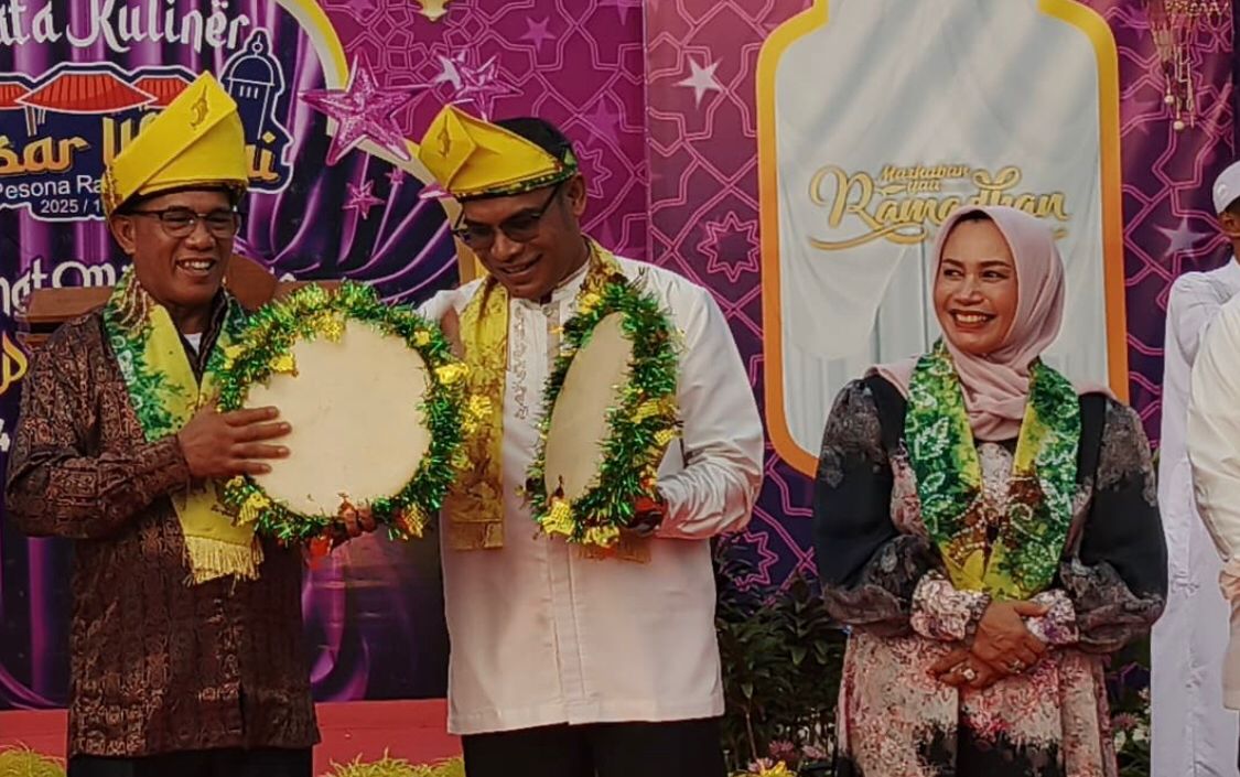 SENANG: Suwanti, Ketua DPRD Kotabaru menghadiri pembukaan Wisata Kuliner Pasar Wadai Ramadhan oleh Bupati dan Wakil Bupati Kotabaru, Selasa (4/3/2025).(Foto:Diskominfo Kotabaru)