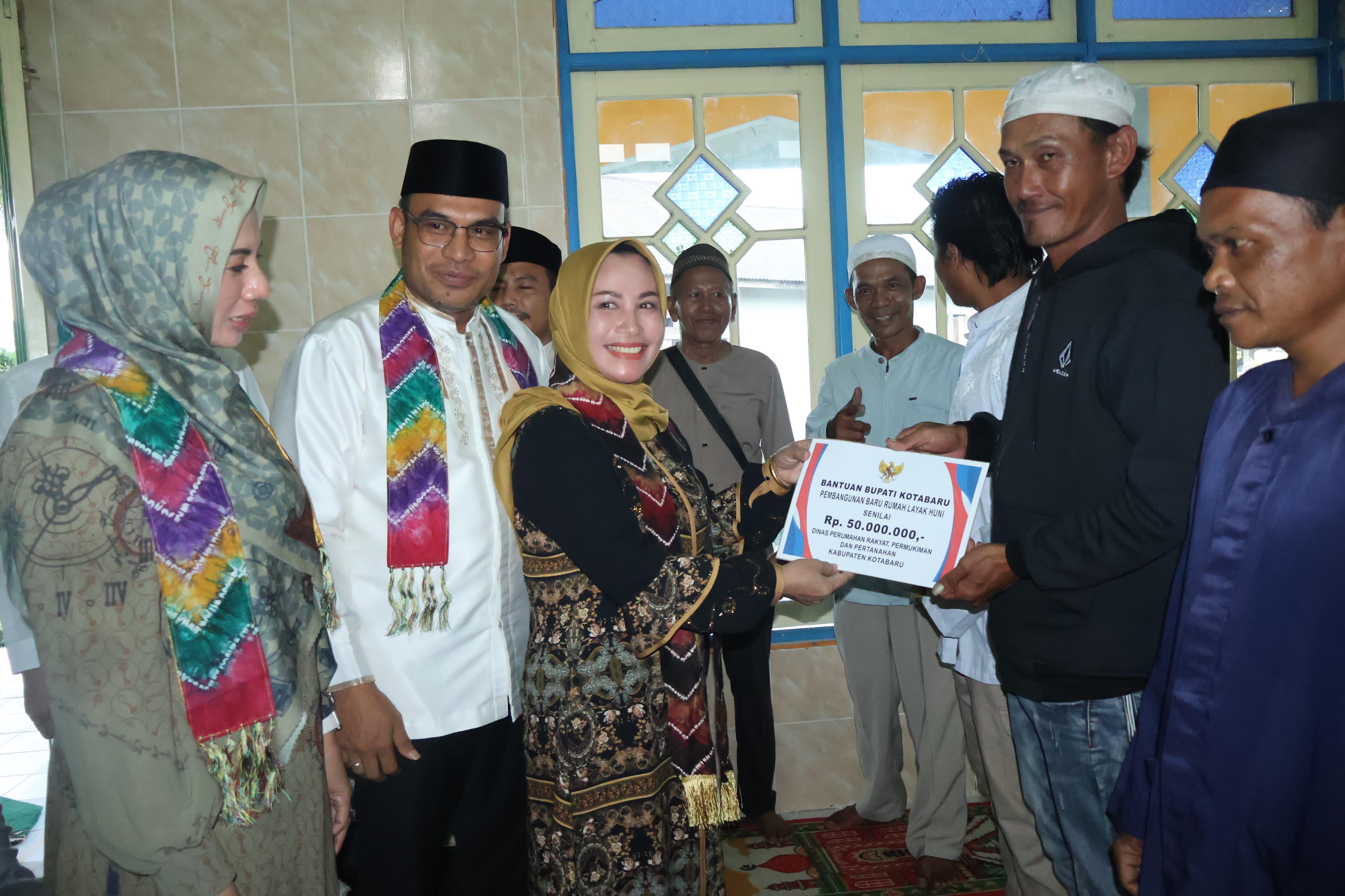 PEDULI: Suwanti, Ketua DPRD Kotabaru saat menerikan bantuan Bupati Kotabaru secara simbolis kepada masyarakat.(Foto:Diskominfo Kotabaru)