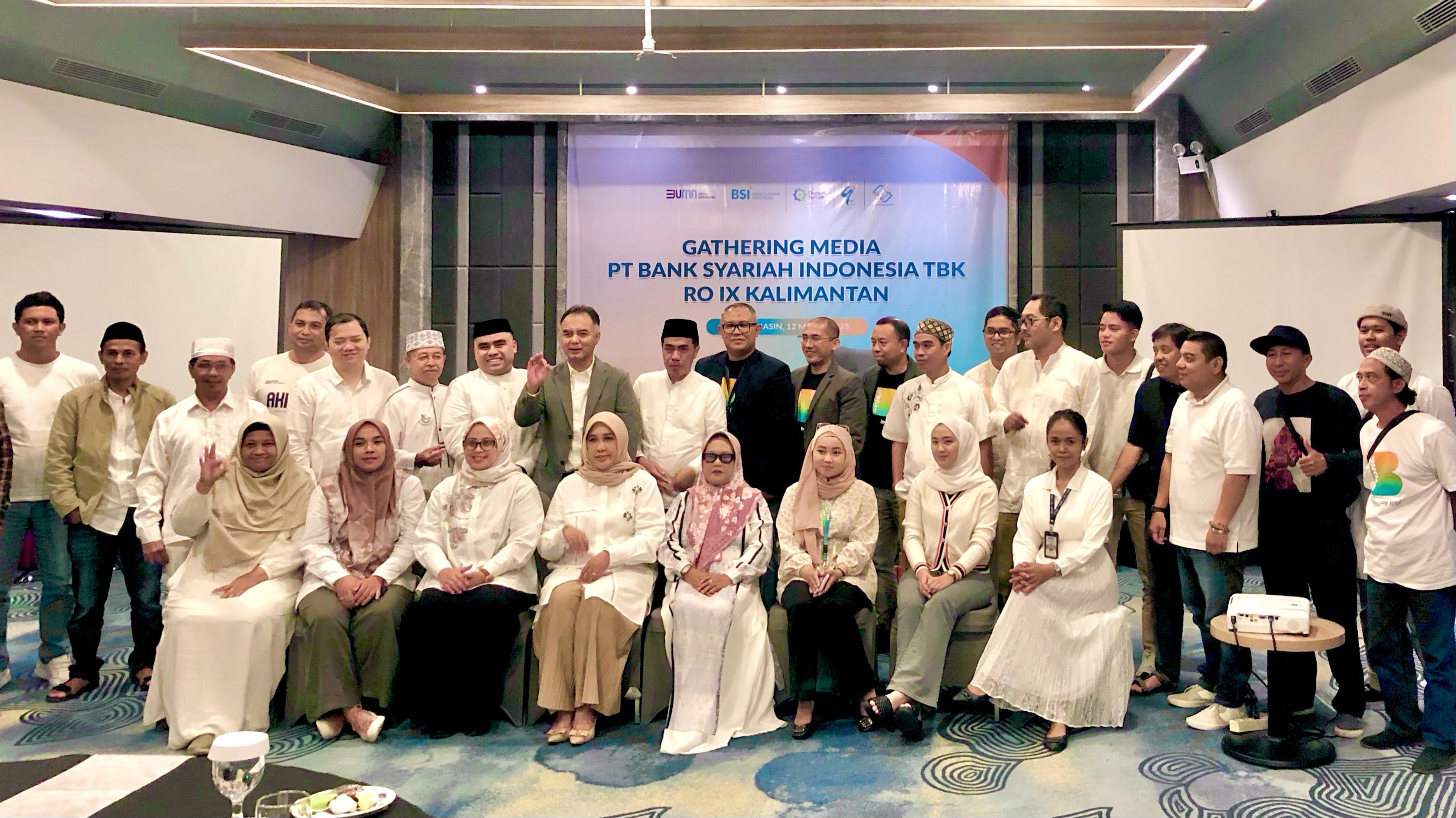 AKRAB: Manajemen BSI RO IX bersama para awak media di Kalsel mengabadikan momen dengan berfoto bersama.