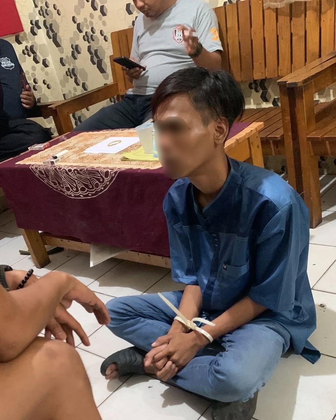 PASRAH : RK pelaku penusukan di Masjid Al-Karomah Martapura, Kabupaten Banjar, berhasil diamankan oleh tim gabungan di wilayah Takisung, Tanah Laut pada Rabu (12/3/2025) malam. (POLRES BANJAR)