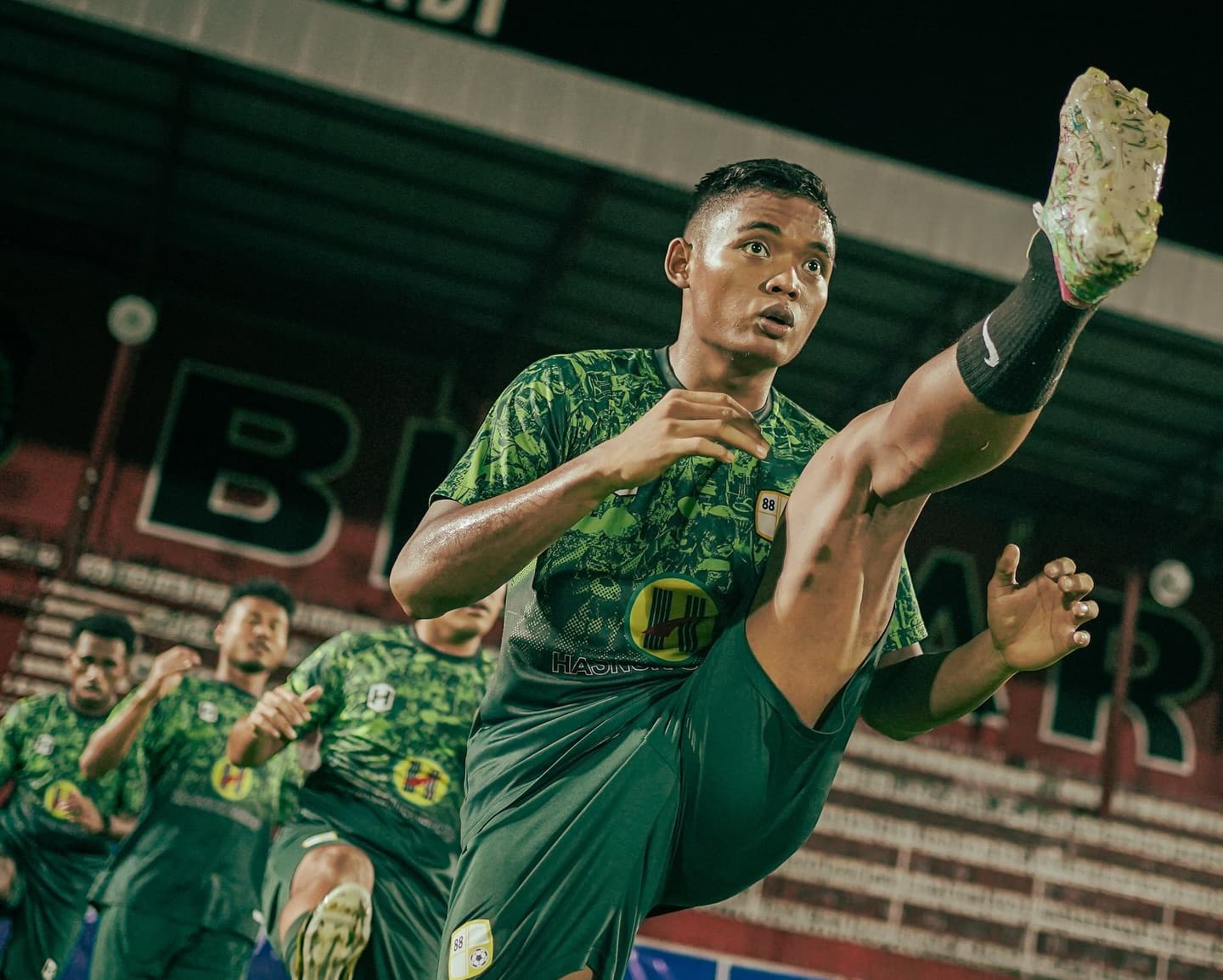 LATIHAN: Skuad Barito Putera menjalani sesi latihan terakhir jelang laga melawan Arema FC. Fokus utama tim adalah pemulihan fisik dan peningkatan kreativitas serangan.