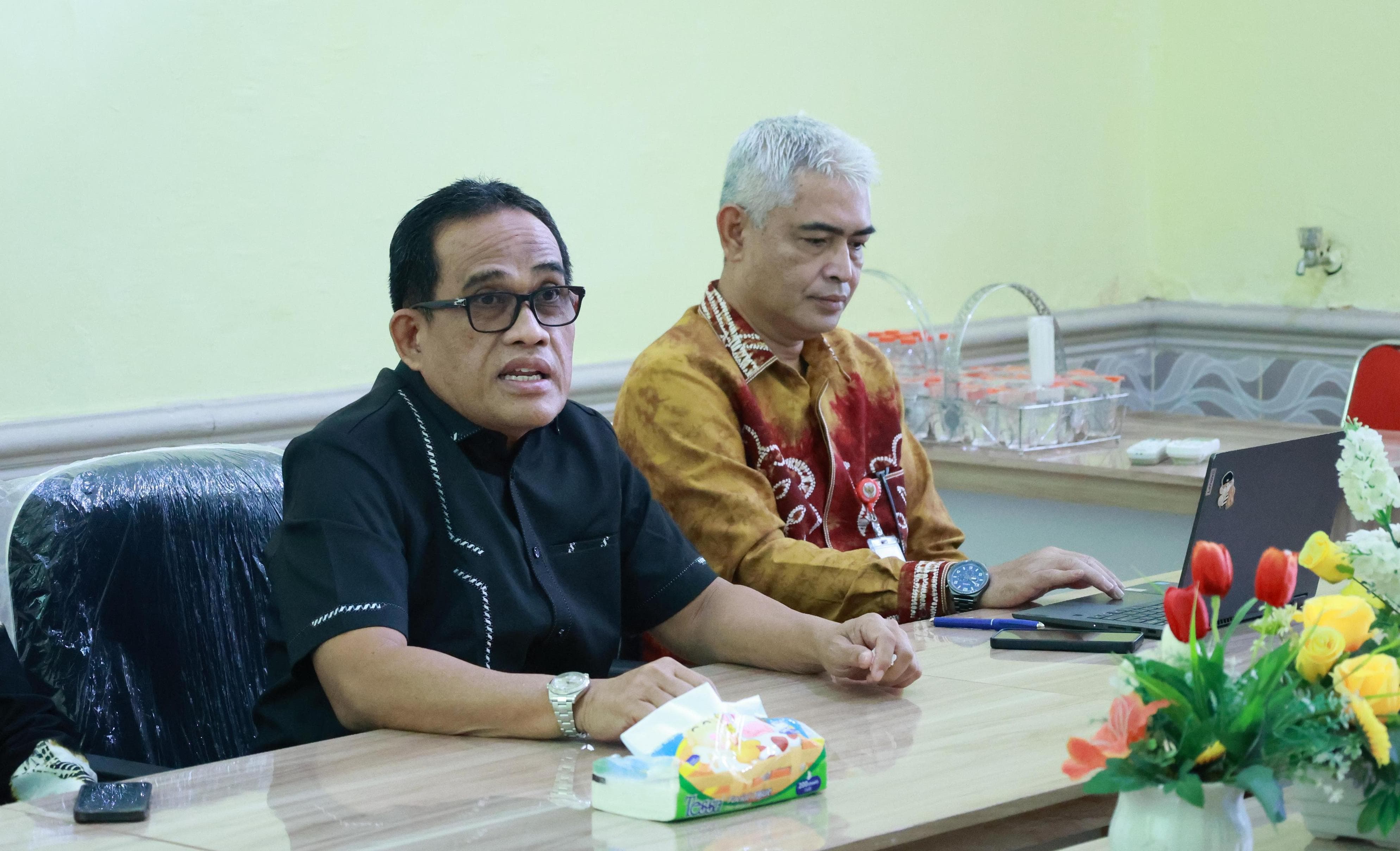 PRESENTASI: Bupati HSU H Sahrujani dan Wabup Hero Setiawan, saat memaparkan potensi Polder Alabio di Kantor Dinas Pertanian Provinsi Kalsel, Kamis (13/3/2025). (Foto: Istimewa)