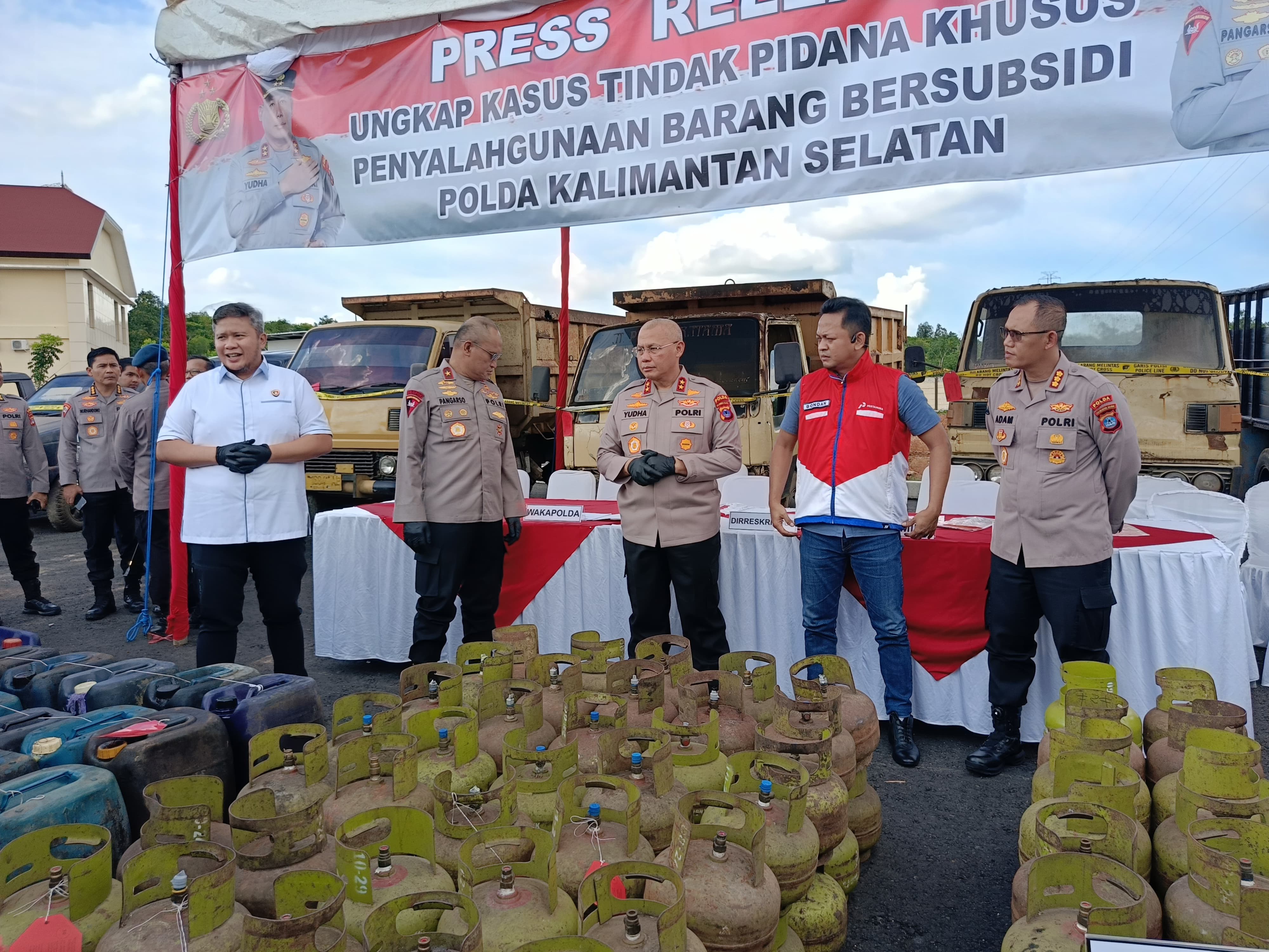 UNGKAP: Polda Kalimantan Selatan (Kalsel) ungkap kasus tindak pidana khusus penyalahgunaan barang bersubsidi. (Sheila Farazela/Radar Banjarmasin)