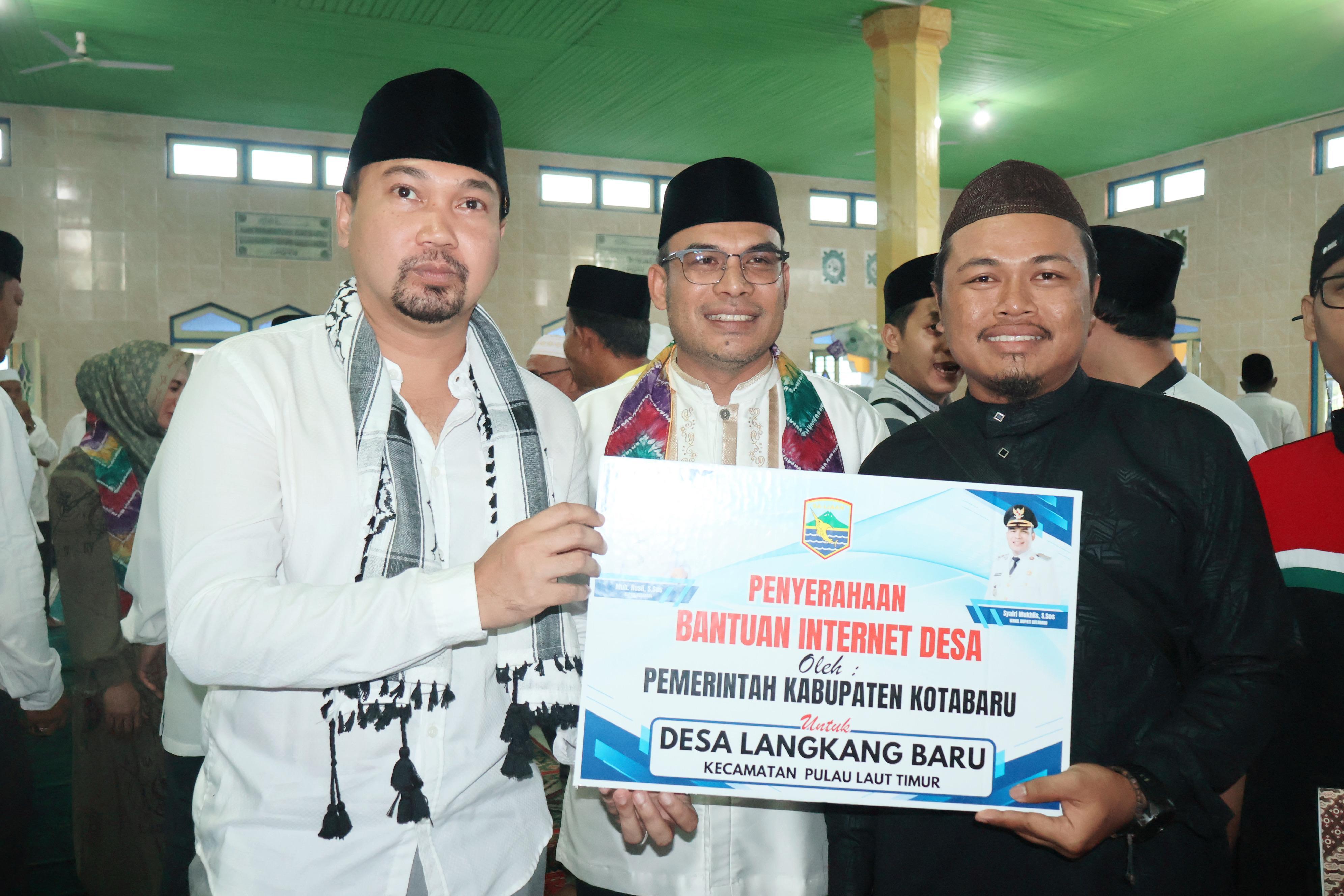 SAFARI RAMADHAN:Didampingi Wabup Syairi Kadis Kominfo Kotabaru menyerahkan bantuan internet desa ke masyarakat.(Foto: Diskominfo Kotabaru)