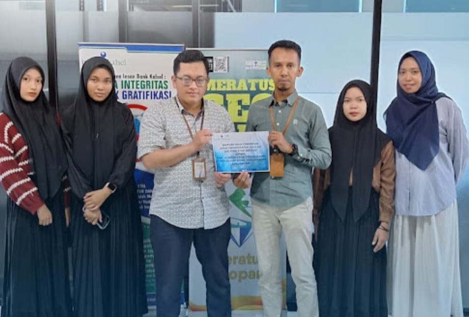 BANTU:Bank Kalsel berikan bantuan untuk Panti Asuhan Banua Berkah Mandiri.(foto:Bank Kalsel untuk Radar Banjarmasin)