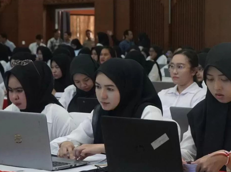 Peserta seleksi CPNS Pemprov Kalsel saat mengikuti tes dengan metode CAT.