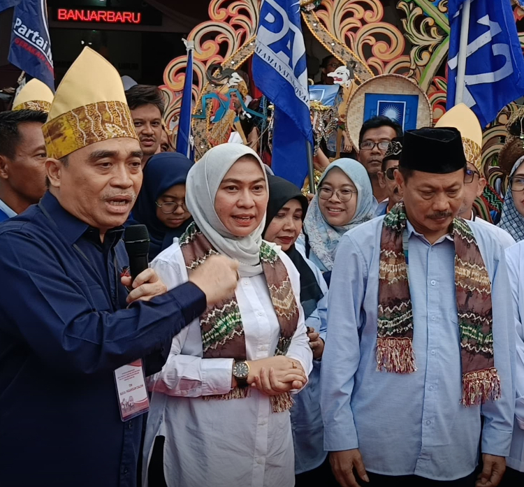 Dari kiri ke kanan, Darmawan Jaya Setiawan, Lisa Halaby, dan Wartono.