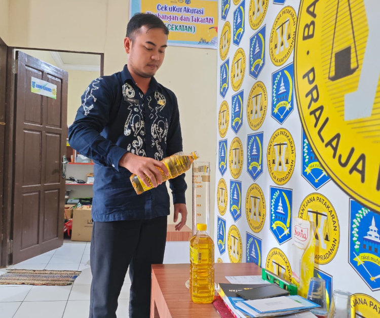 UPTD Metrologi Legal Dinas Perdagangan HSS mengukur volume minyak goreng botol kemasan 1 liter merek MinyaKita.&nbsp;