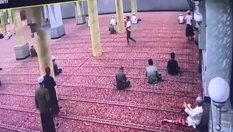 TEREKAM CCTV : Detik-detik peristiwa penusukan di Masjid Al Karomah Martapura. (Foto: GRUP EMERGENCY)