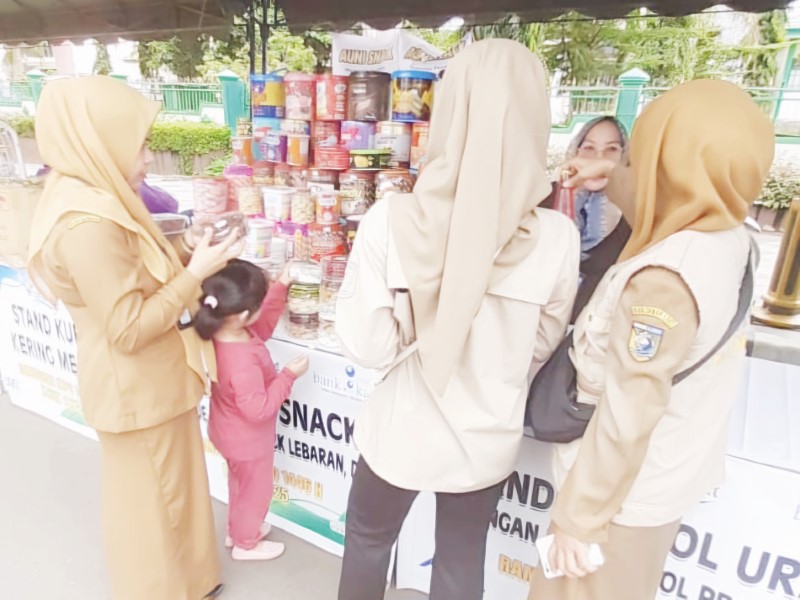 PENGECEKAN: Tim dari Dinkes Tala saat mengecek makanan siap santap yang dijual di Ramadan Expo.&nbsp; (Foto: Diskominfostasan For Radar Banjarmasin)
