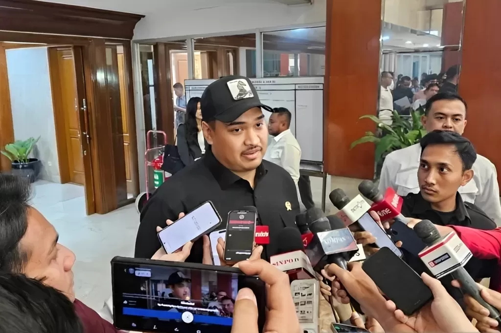 BERHARAP: Menteri Pemuda dan Olahraga, Dito Ariotedjo berharap timnas mampu menyapu bersih dua laga putaran ketiga Kualifikasi Piala Dunia 2026 zona Asia.
