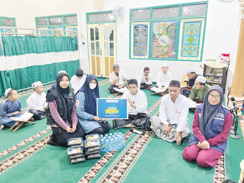BANGKET: Relawan menyerahkan program Bangket Tadarus ke salah satu masjid di Banjarbaru.