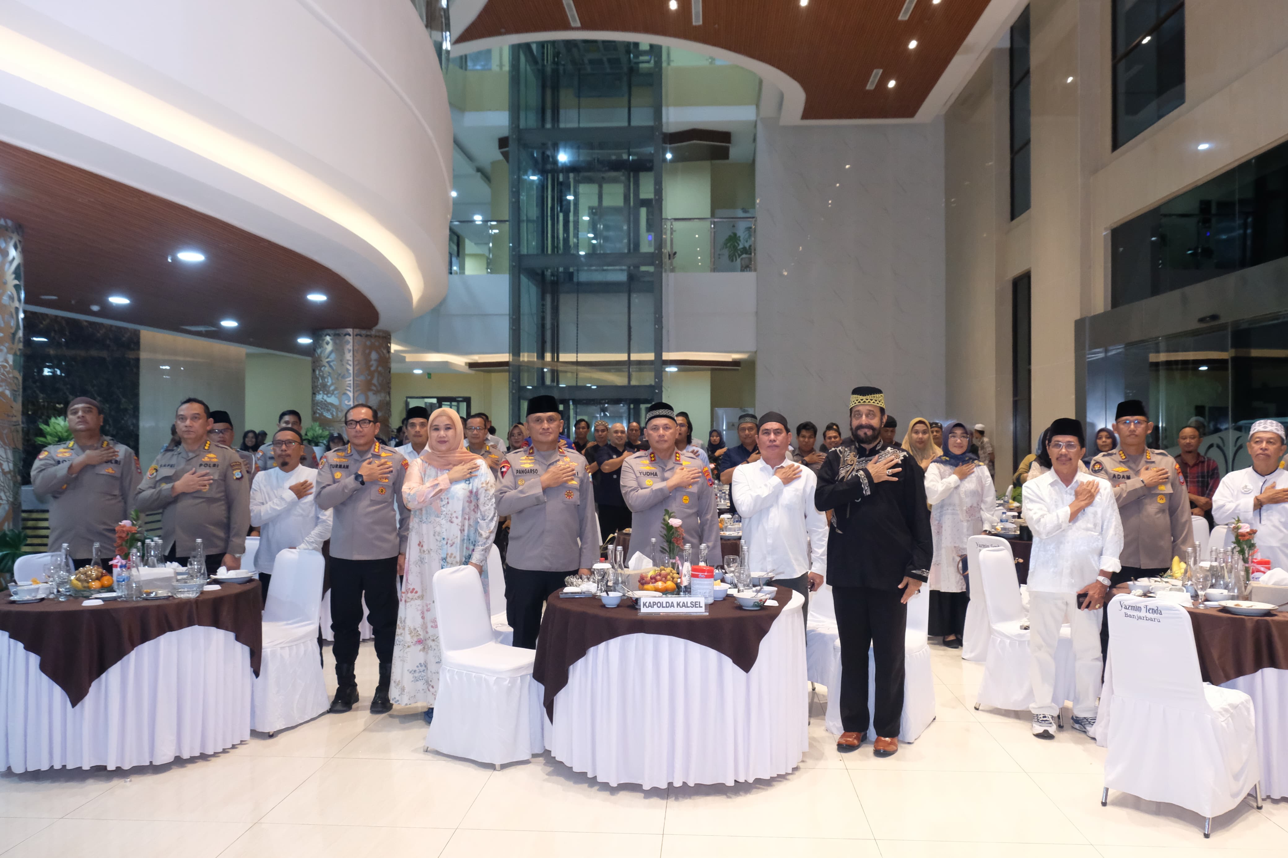 SILATURAHMI:Jajaran Polda Kalsel saat buka puasa bersama media di loby Mapolda Kalsel (Humas Polda Untuk Radar Banjarmasin)