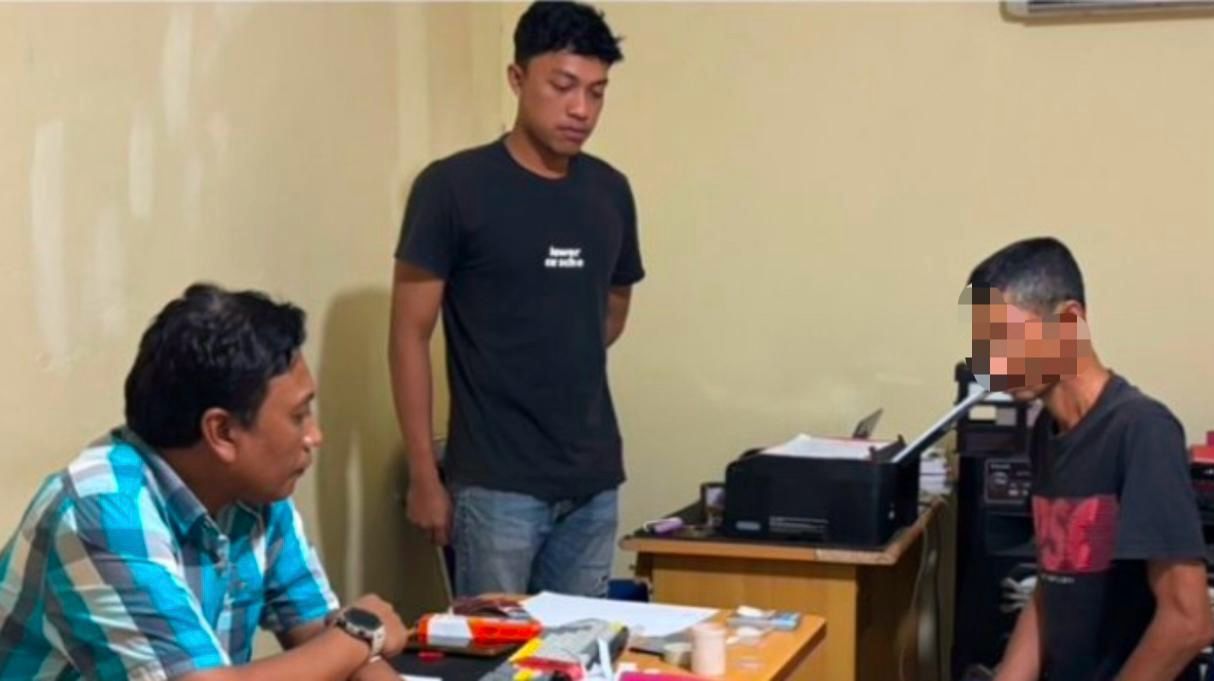 DIPERIKSA: Masriadi diperiksa di Polsek Angsana setelah ditangkap atas dugaan peredaran sabu. (Foto: Polres Tanah Bumbu untuk Radar Banjarmasin)
