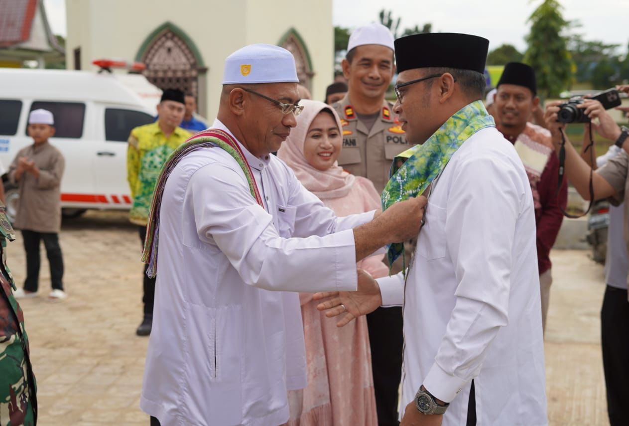 SAFARI RAMADHAN: Wakil Bupati Kotabaru, Syairi Mukhlis disambut saat berkunjung ke Masjid Jami