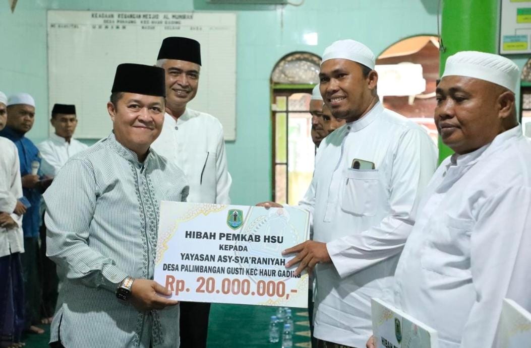PEDULI:Sekda HSU, Adi Permana dan Wakil Bupati HSU, Hero Setiawan menyerahkan bantuan saat Safari Ramadhan.