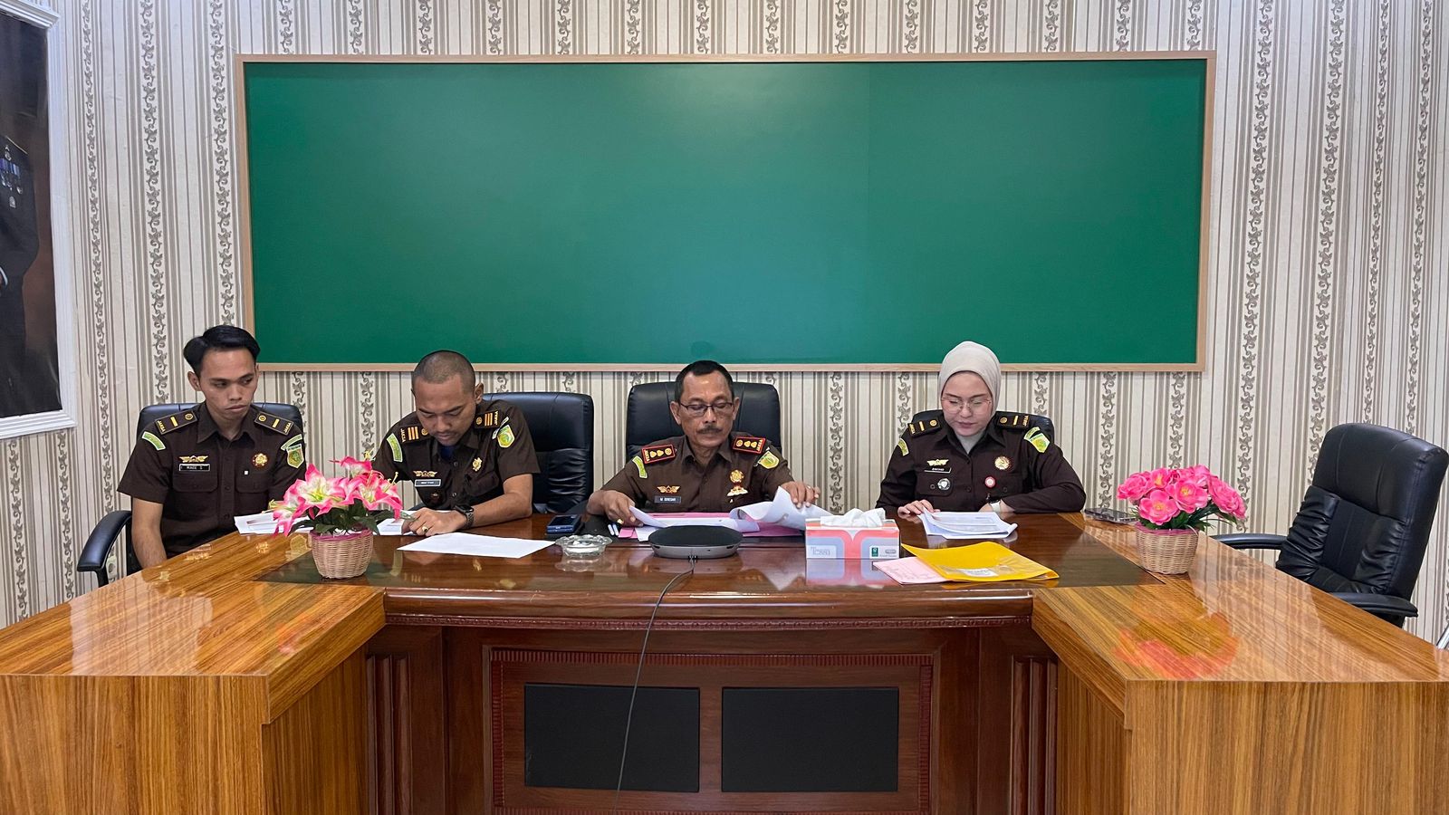 DAMAI : Kejari Balangan melakukan mediasi hukum atas kasus KDRT dengan pendekatan keadilan restoratif. (Foto: Mangantar untuk Radar Banjarmasin)
