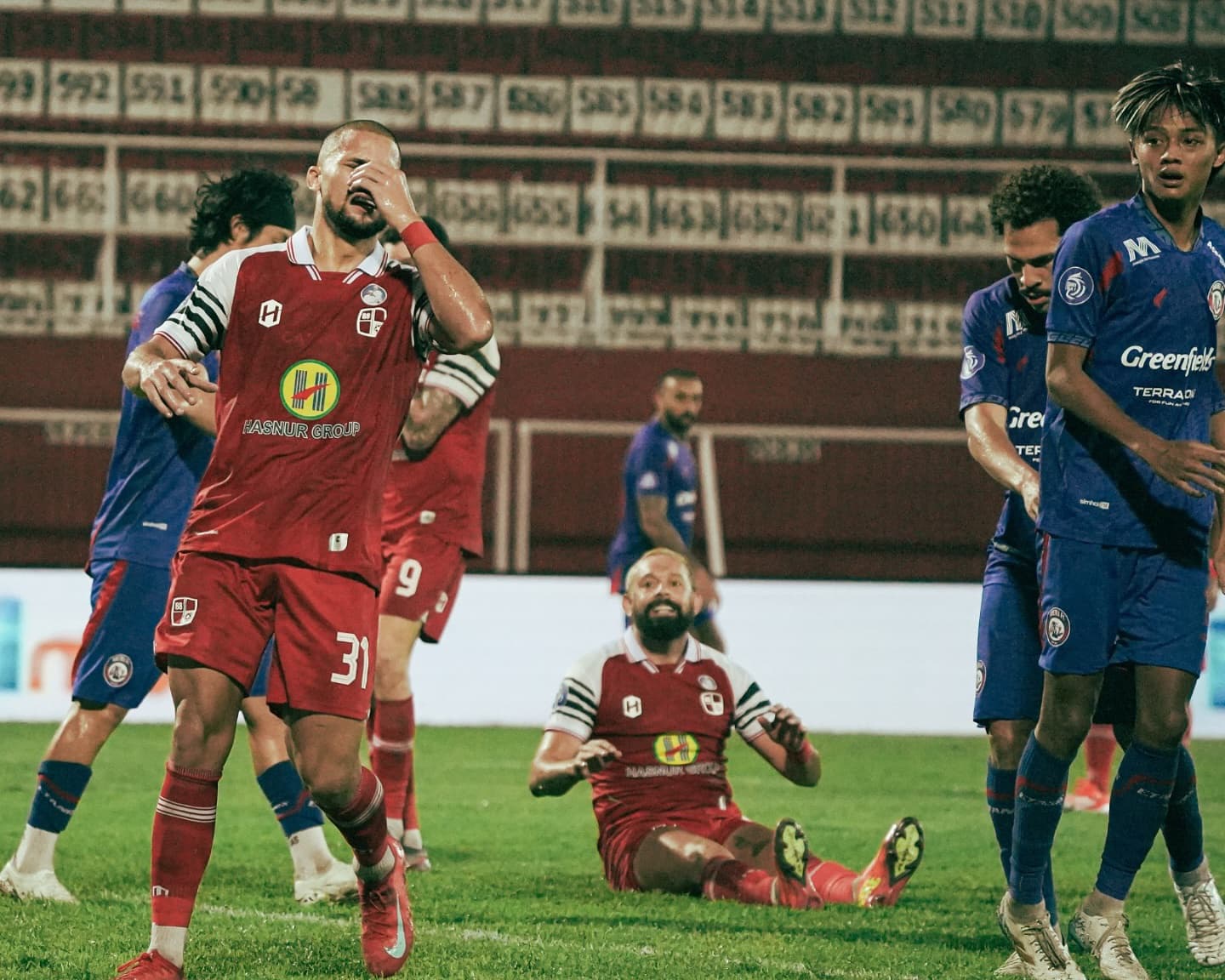 MENGECEWAKAN: Ekspresi kekecewaan pemain Barito Putera usai kekalahan dari Arema FC di pekan ke-27 Liga 1 2024/2025.