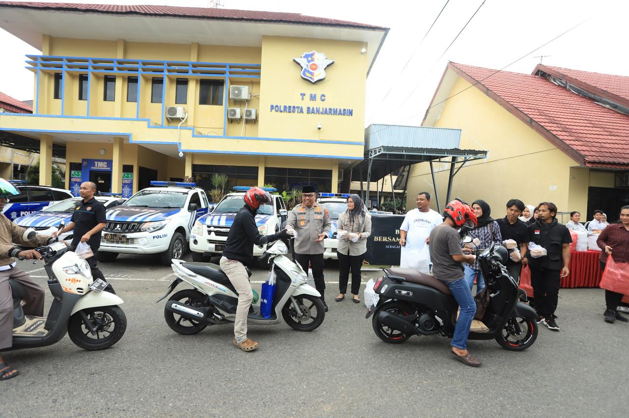 BERBAGI: Kapolresta Banjarmasin Kombes Pol Cuncun Kurniadi membagikan takjil langsung kepada pengguna jalan.