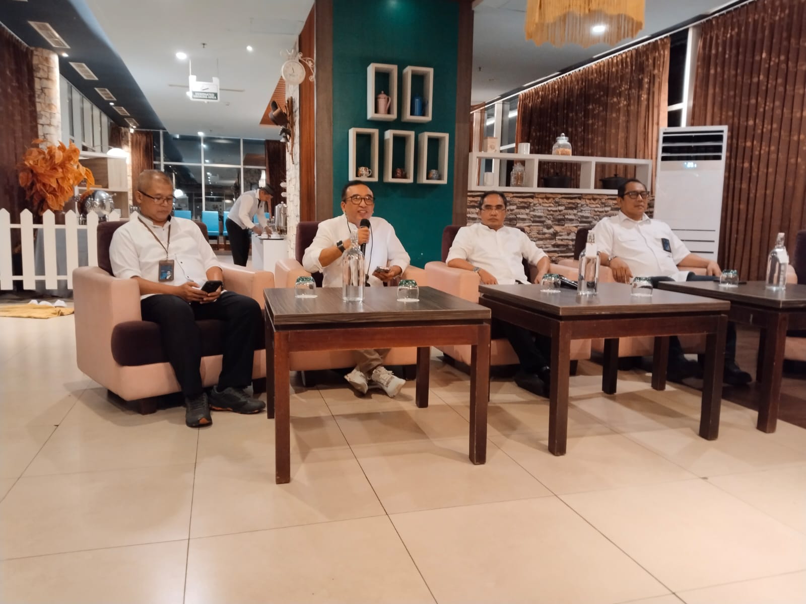 DISKUSI:Honesti Basyir (dua dari kanan), Direktur Group Business Development PT Telkom Indonesia dan jajaran memaparkan bidang bisnisnya di Fugo Hotel Banjarmasin, Rabu Rabu (12/3/2025).