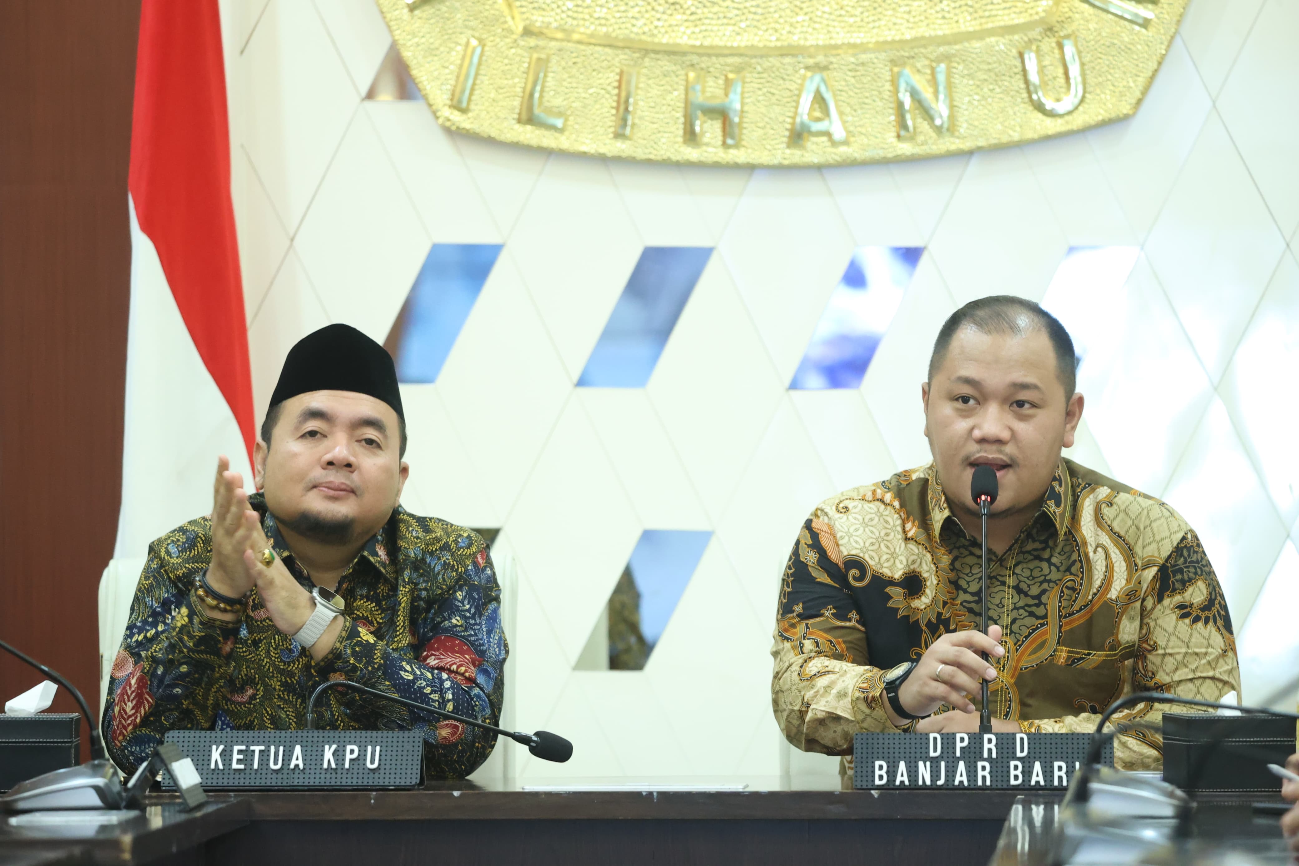 MOMEN: Ketua DPRD Kota Banjarbaru, Gusti Rizky Sukma Iskandar Putera bersama Ketua KPU Mochammad Afifuddin