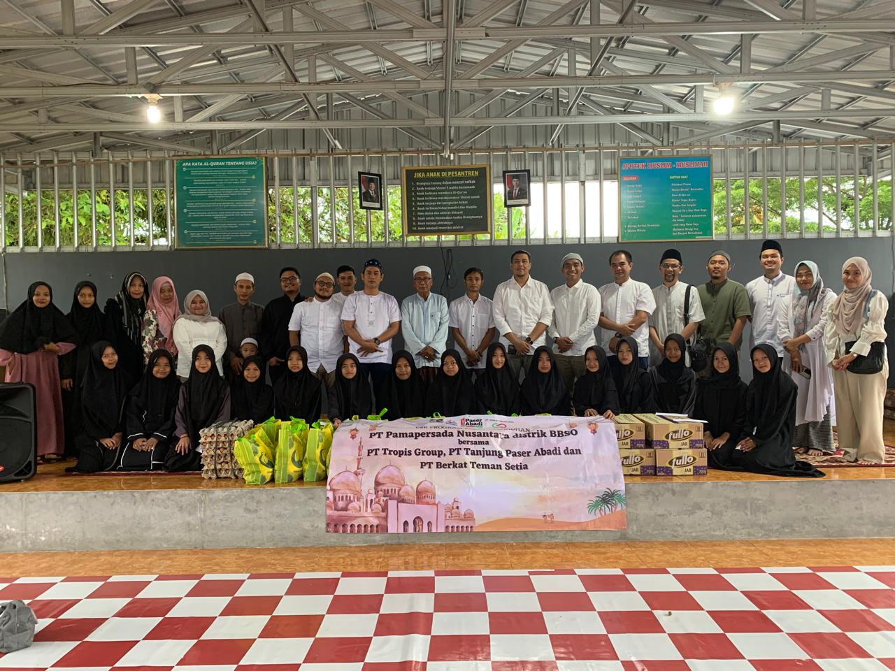 BERSAMA: Pengurus dan Anak-anak Panti Asuhan NU di Martapura foto bersama Manajemen PAMA BBSO dan mitra