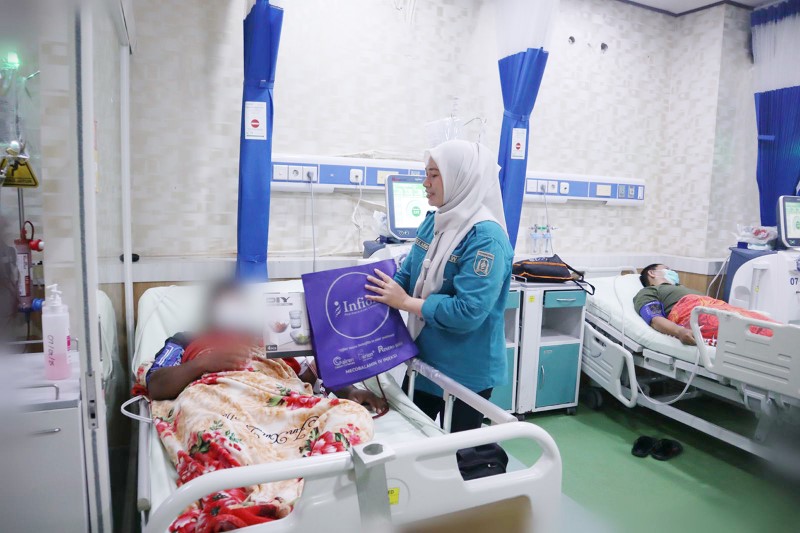 EDUKASI: Pemberian bantuan untuk pasien di sela edukasi rutin pada Hari Ginjal Sedunia 2025 di RSD Idaman Banjarbaru.