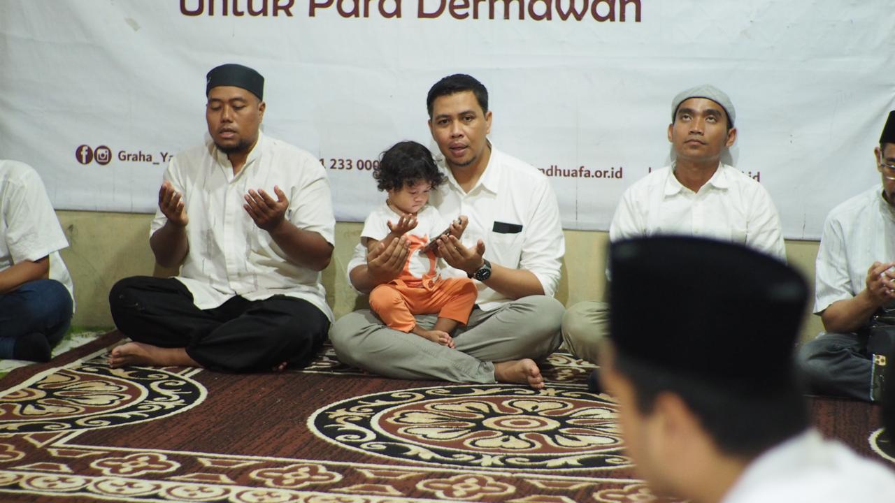 BERDOA: BBSO Head PT PAMA, Arif Cahyadi saat berdoa bersama dengan mitra dan anak-anak panti di GRAY Banjarbaru