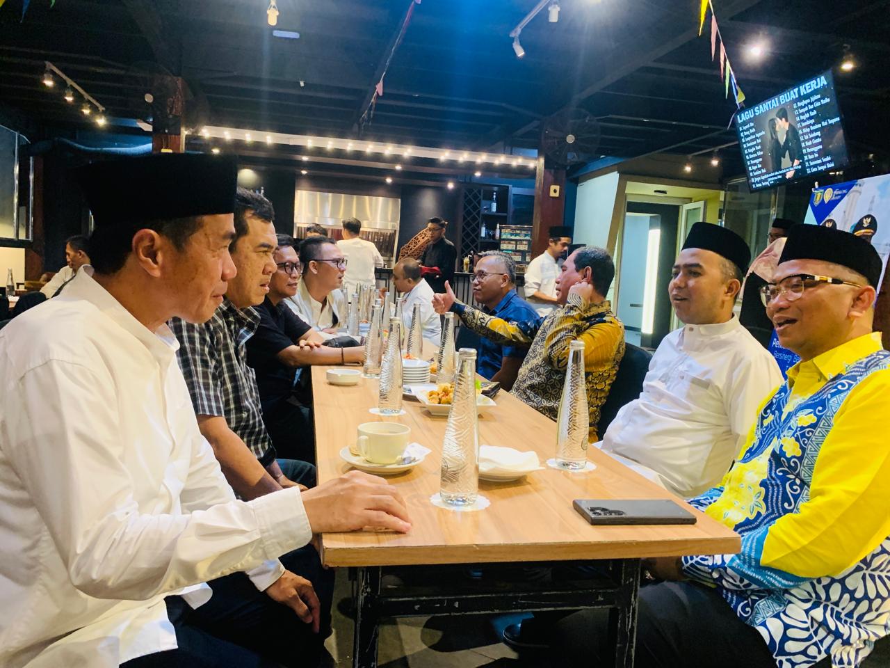 SILATURAHMI:Bupati Tabalong Muhammad Noor Rifani dan Wakilnya, Habib Muhammad Taufani Alkaf bersama Dirut Radar Banjarmasin, Suriansyah Achmad serta pimpinan media di Banjarmasin.