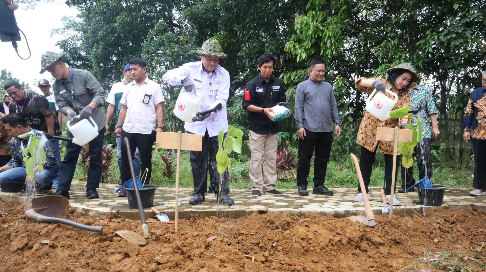 BERSAMA: Penanaman pohon bersama Korwil Grup Astra Banjarmasin Maryanto, Asisten II Kabupaten Tanah Bumbu Eryanto Rais, Kepala PPGLH Jo Kumala Dewi