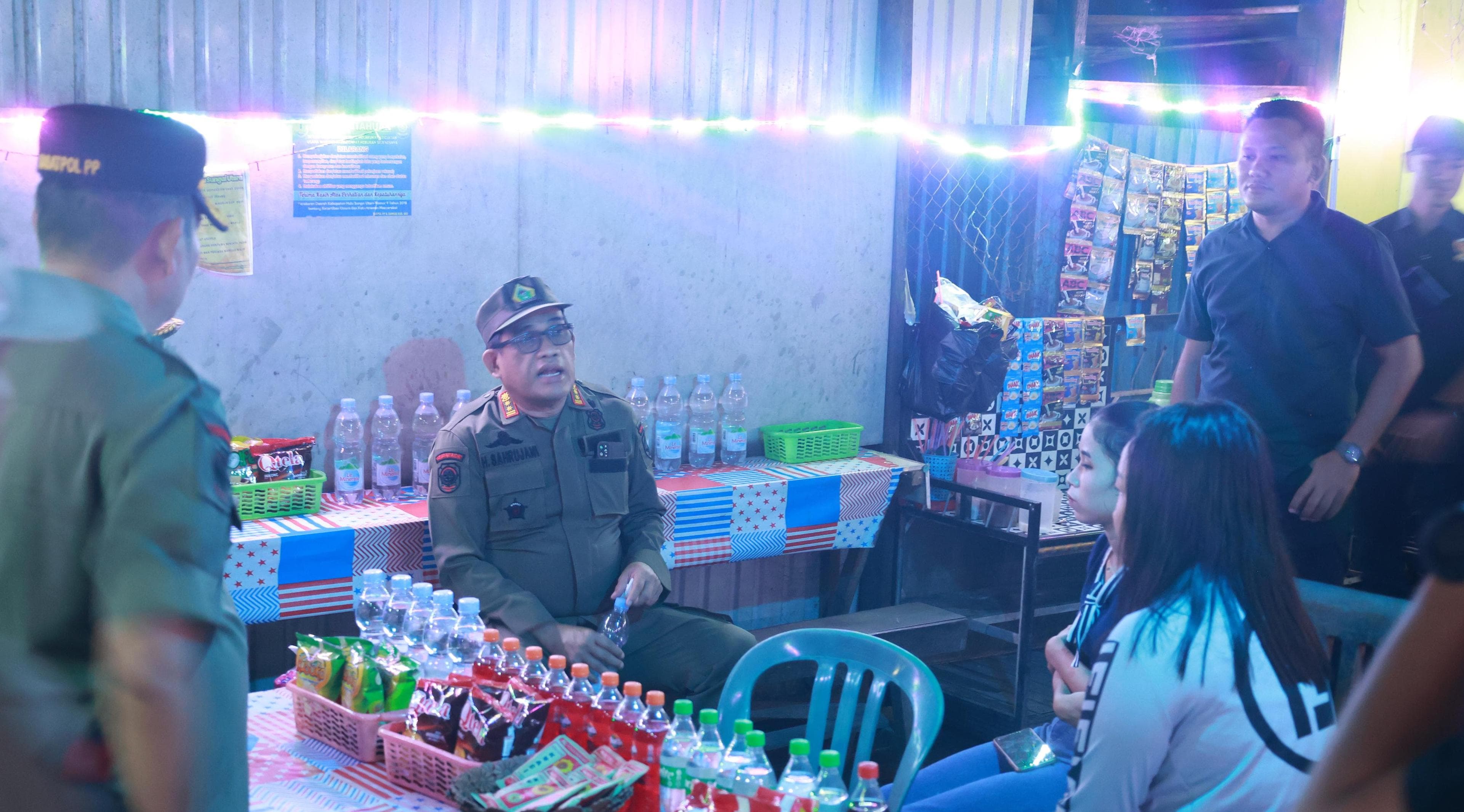 DIALOG: Bupati HSU H Sahrujani, saat berdialog dengan pramusaji warung malam di wilayah Kecamatan Amuntai Tengah, Minggu (16/3/2025).