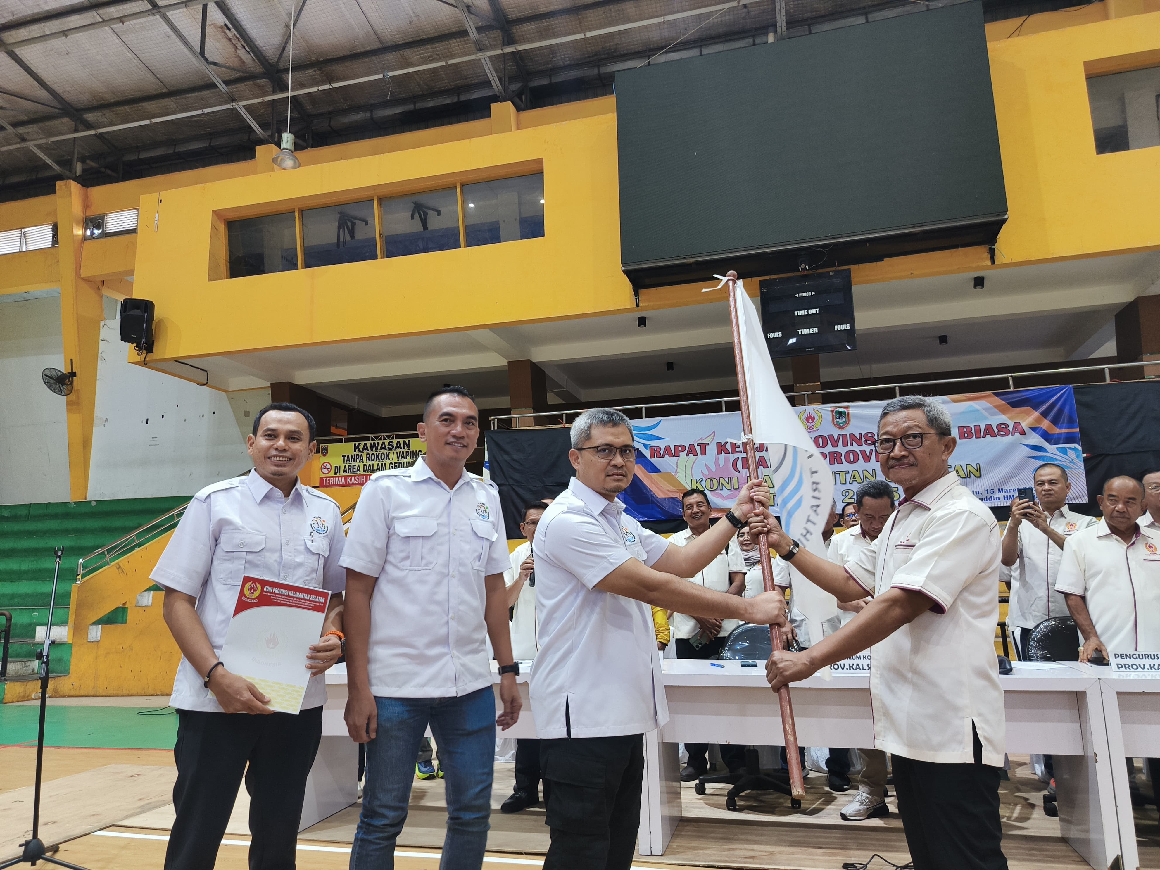 Ketua FTI Kalsel, Budiono (kiri), menerima keputusan resmi bergabungnya FTI Kalsel ke dalam KONI Kalsel dalam RakerProvLub di GOR Hassanudin HM, Banjarmasin, Sabtu (15/3/2025).(M.Idris Jian Sidik)