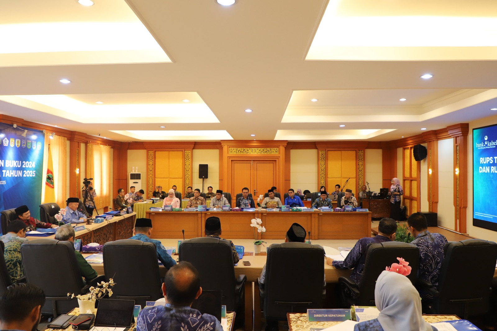 BERGANTI: Komisaris Bank Kalsel dengan wajah baru ditetapkan pada RUPS Luar Biasa Bank Kalsel.(foto:Bank Kalsel untuk Radar Banjarmasin)