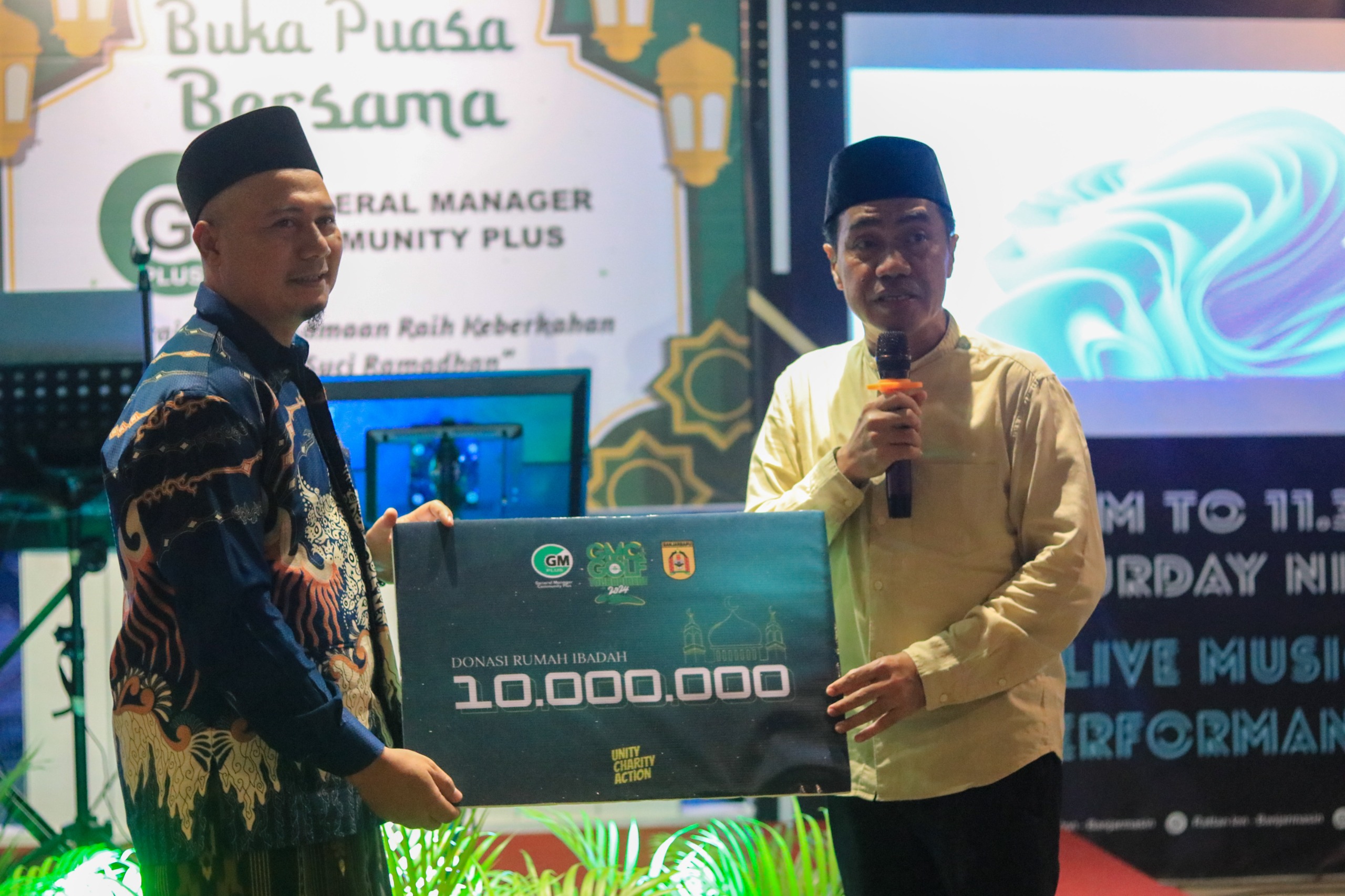 SIMBOLIS:Penyerahan simbolis donasi untuk Masjid Munzalan Banjarbaru oleh Ketua GMC+, H Suriansyah Achmad.
