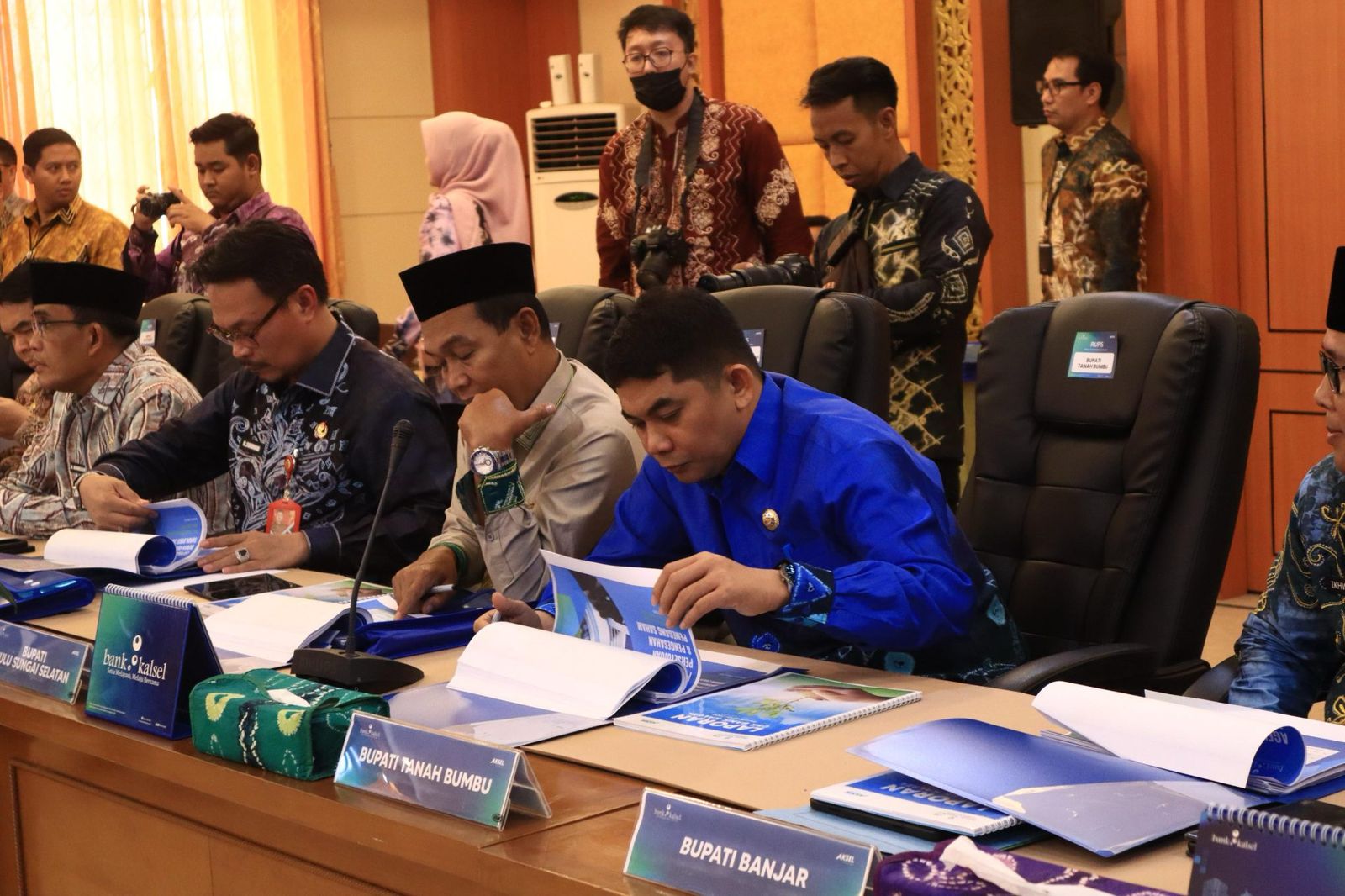 HADIR: Bupati Tanah Bumbu, Andi Rudi Latif, menghadiri RUPS Bank Kalsel di Banjarmasin. Ia menegaskan komitmen untuk memanfaatkan dividen bank bagi pembangunan pendidikan di daerah.