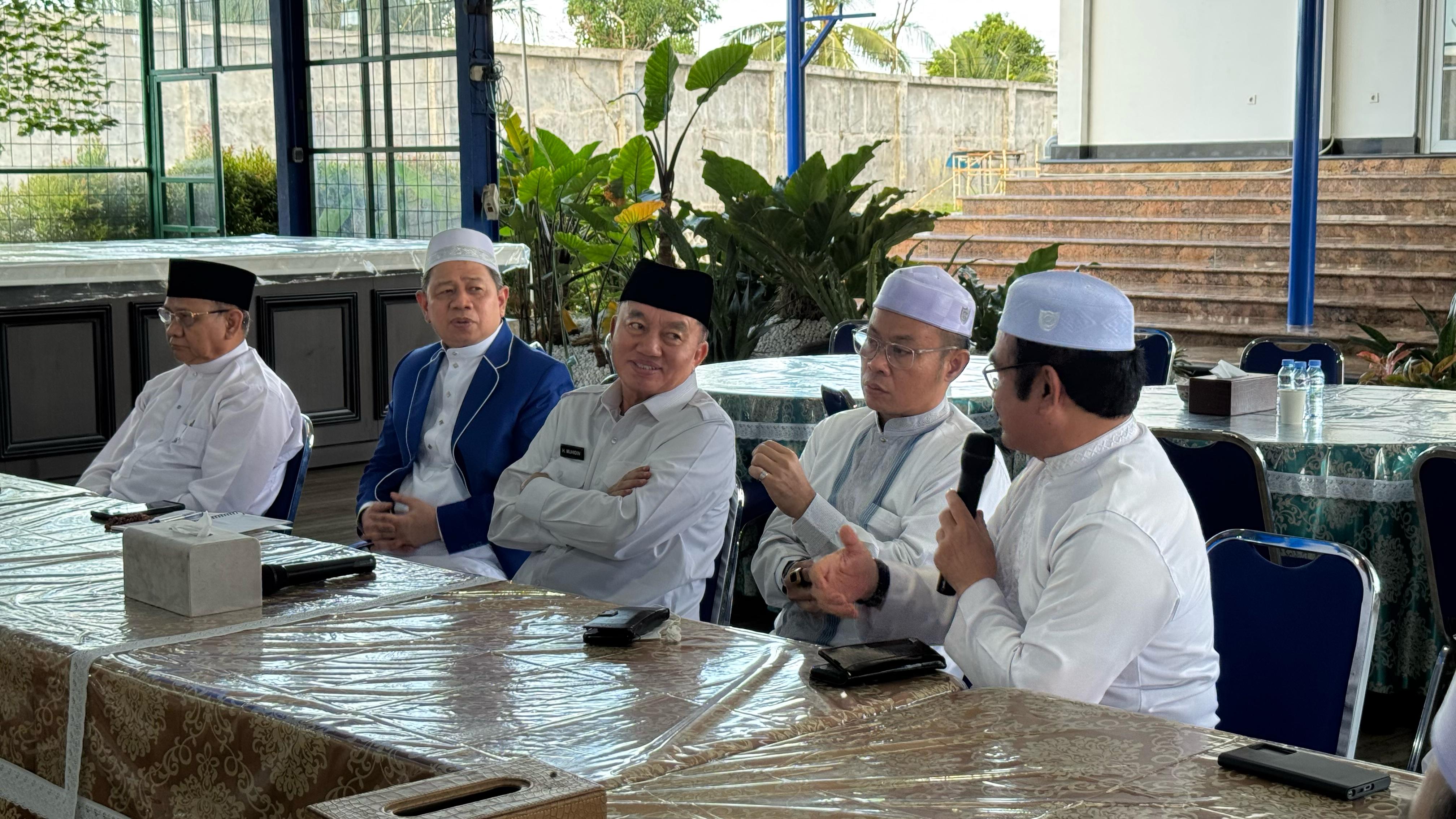 HADIR:Gubernur Kalsel H Muhidin bersilaturahmi dan berbuka puasa bersama jajaran Kanwil Kemenag di kediaman pribadinya, Minggu (16/3/2025) sore.