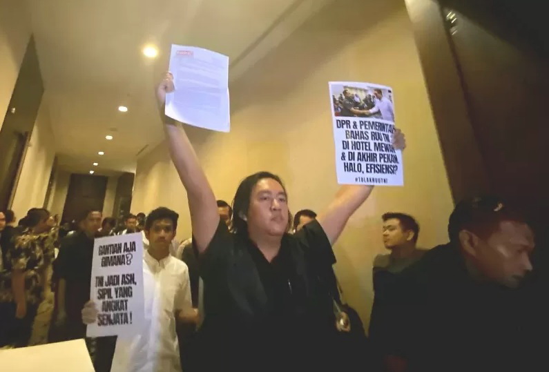 GERUDUK: Koalisi Masyarakat Sipil menyayangkan sikap DPR dan pemerintah. Terlebih pembahasan revisi UU tersebut berlangsung di hotel mewah bintang lima, Fairmont Jakarta. (KontraS)