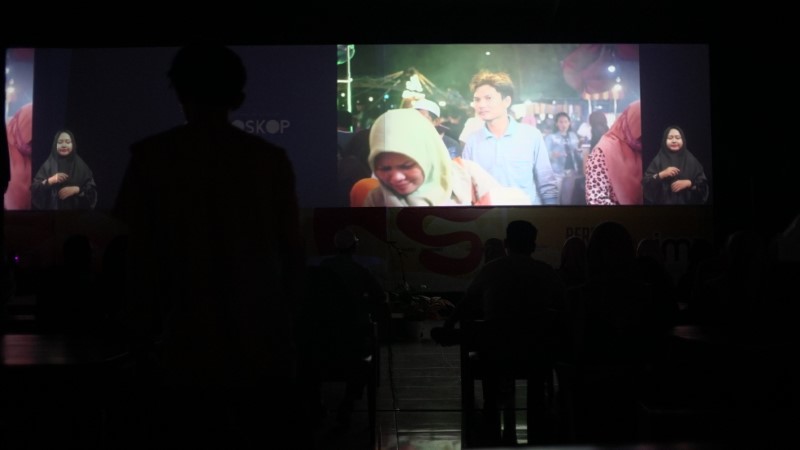 MENYIMAK: Potret penyandang tuli ketika pemutaran film di Bioskop Bisik Vol#2 yang digagas Forum Sineas Banua di Wetland Square Banjarmasin.