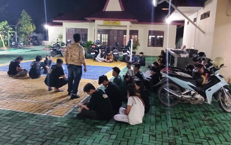 DIDATA DAN DIBINA: Sebanyak 19 pasangan muda diamankan ke Mapolsek Banjarmasin Tengah, Ahad (16/3) dini hari.