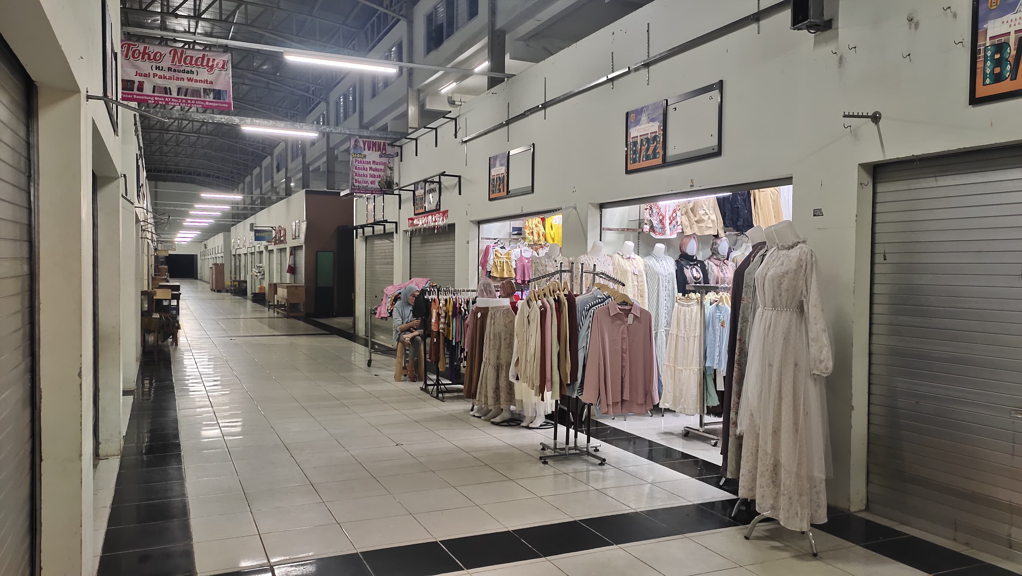 JEJERAN KIOS: Suasana Pasar Bauntung Banjarbaru pada malam hari, Sabtu (16/3). Beberapa kios masih tutup, sementara pedagang pakaian mulai membuka lapaknya. (Bayu Aditya Rahman/Radar Banjarmasin)