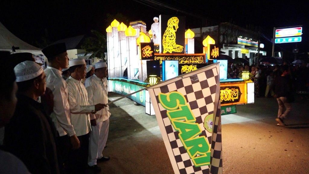 KEMBALI DIGELAR: Para peserta Festival Tanglong Tanah Bumbu menampilkan kreasi terbaik mereka dalam pawai malam takbiran. (Foto: DiskominfoSP Tanah Bumbu untuk Radar)