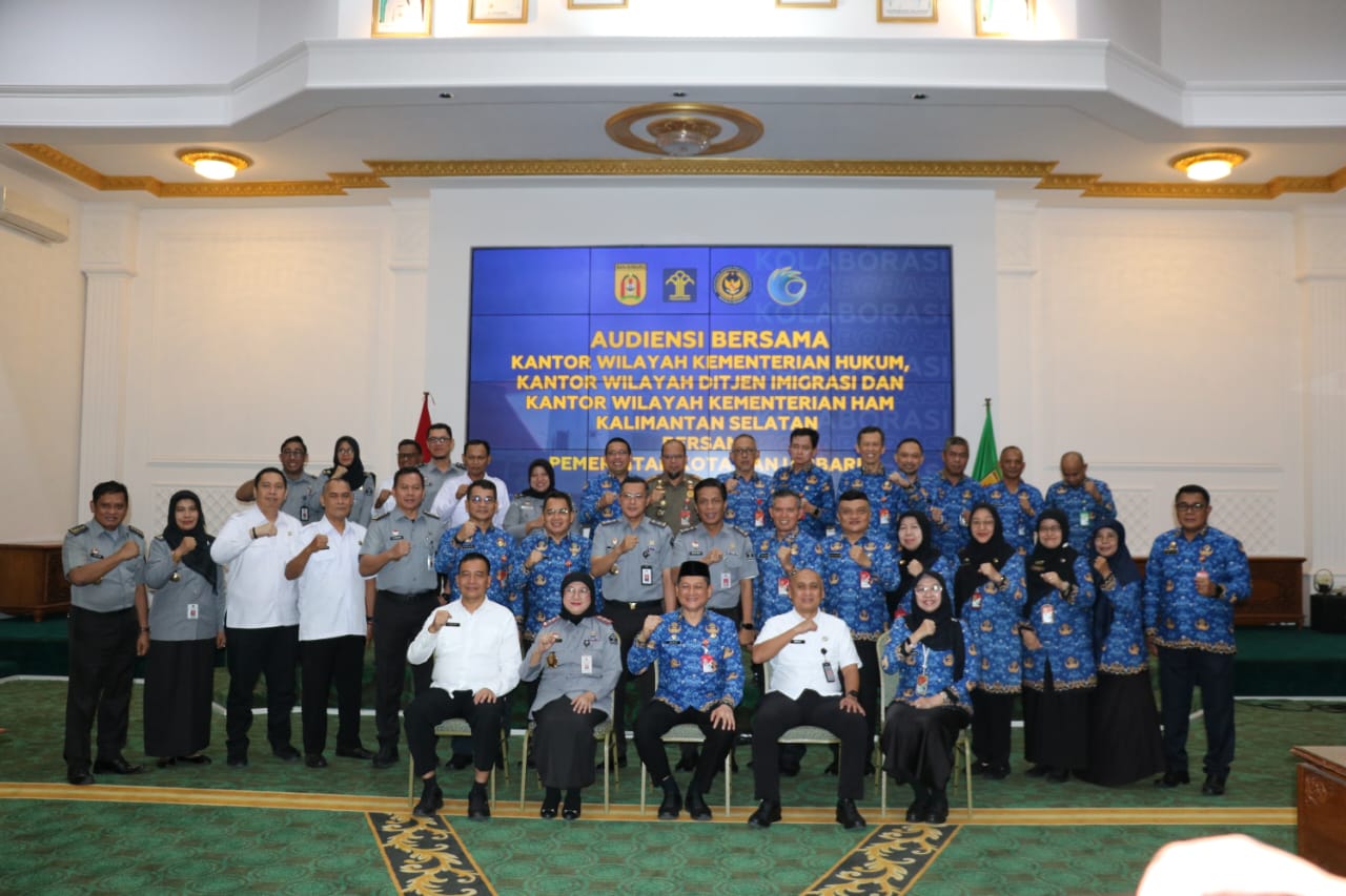 AUDIENSI BERSAMA: Kakanwil Kemenkum Kalsel, Nuryanti Widyastuti bersama jajaran berfoto dengan Pemkot Banjarbaru di Kantor Wali Kota Banjarbaru, Senin (17/3/2025).