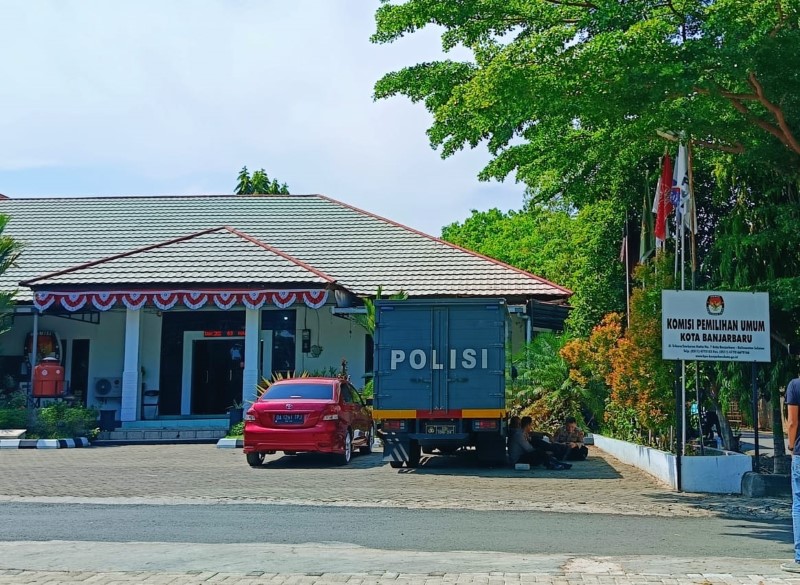 KEKURANGAN: Kantor KPU Banjarbaru di Jalan Trikora. Hingga kini masih kekurangan empat komisioner lantaran diberhentikan oleh DKPP RI.