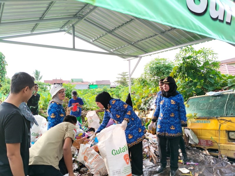 PEMILAHAN SAMPAH: Wakil Wali Kota Banjarmasin, Ananda saat peluncuran rumah pemilahan sampah di belakang Gedung Taekwondo di Jalan Sultan Adam, Banjarmasin Utara.