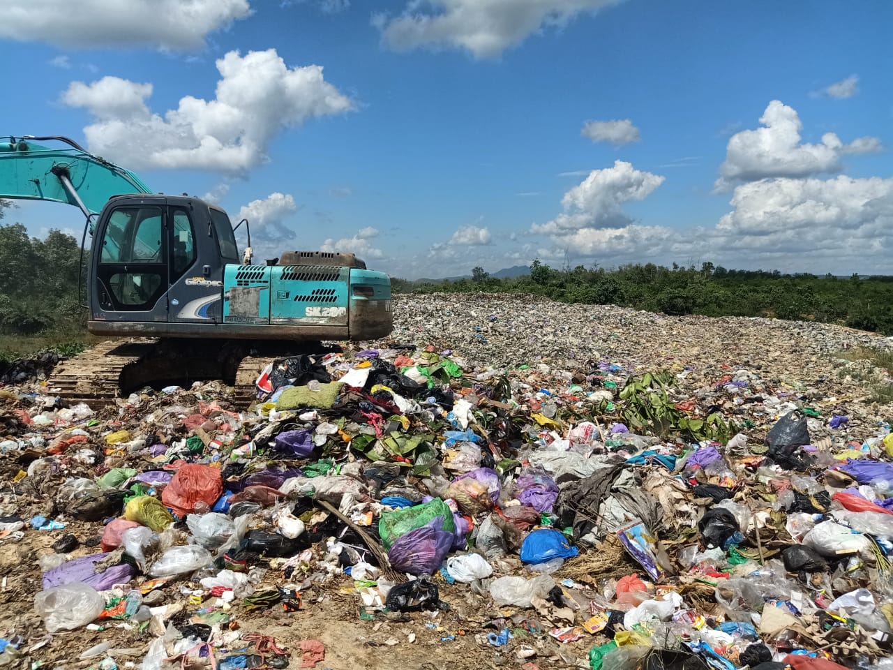 HAMPIR PENUH: Tempat Pembuangan Akhir (TPA) Hatiwin yang berada di Kecamatan Tapin Selatan hampir penuh, karena itu Dinas Lingkungan Hidup akan membuka zona baru di sana. Foto Rasidi Fadli