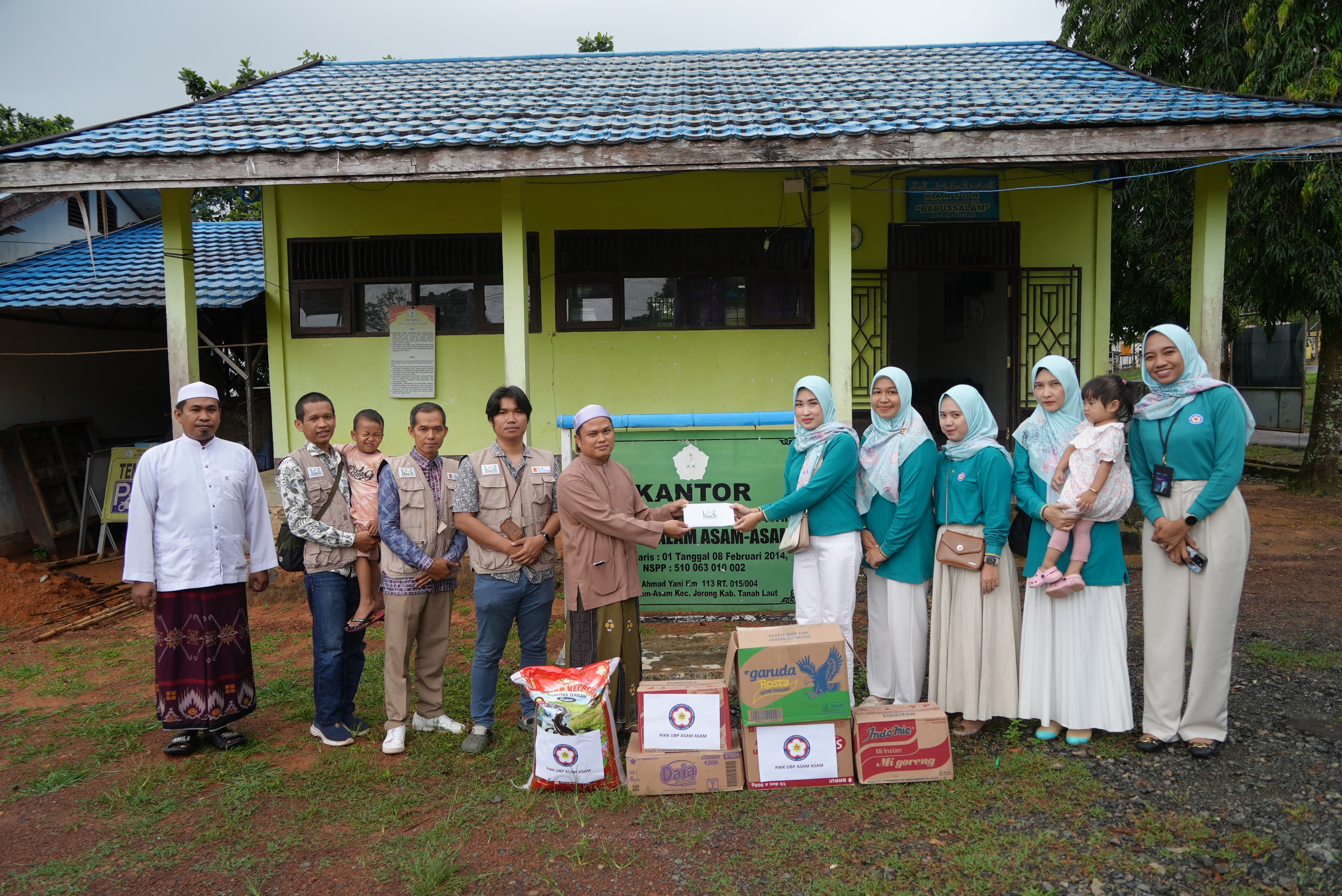 BERBAGI:Persatuan Istri Karyawan Karyawati (PIKK) UBP Asam-Asam menyerahkan bantuan ke Ponpes Babussalam.(Foto:PLN UBP Asam-Asam untuk Radar Banjarmasin)