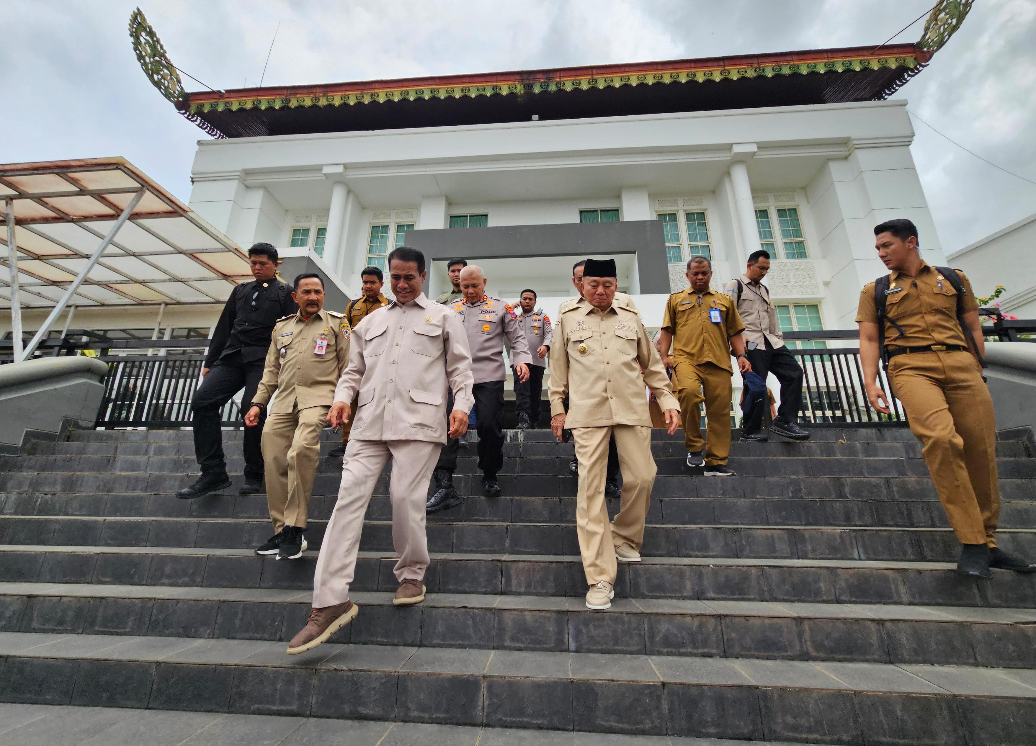 MELANGKAH BERSAMA:Mentan RI, Andi Amran Sulaiman bersama Gubernur Kalsel H Muhidin dan jajarannya usai meninggalkan Aula Idham Chalid, Selasa (18/3/2025).(Foto:Pemprov Kalsel)